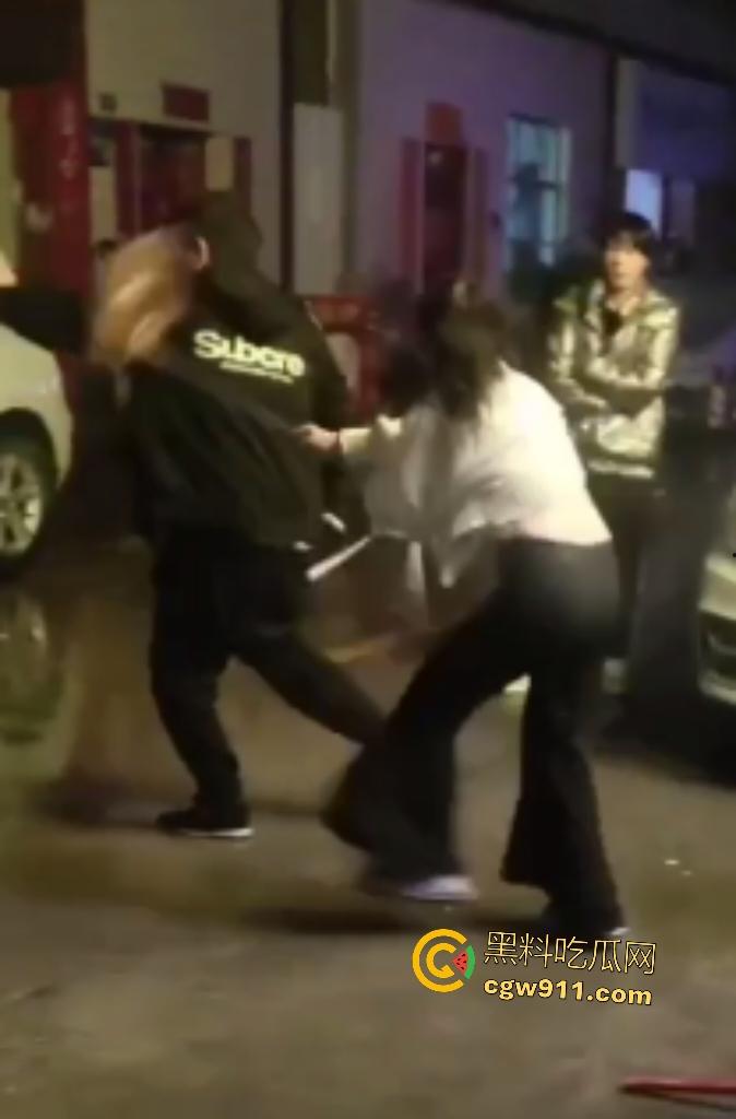 霸王嫖客惨遭技师姐妹花围殴！三四个辣妹抄扫把狂抽白嫖男，打得鼻青脸肿，欠钱不给还想摸奶？-5