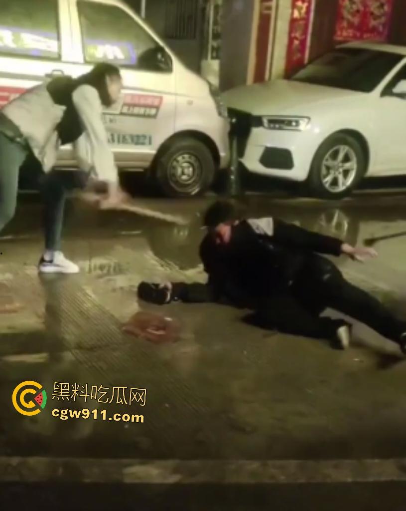 霸王嫖客惨遭技师姐妹花围殴！三四个辣妹抄扫把狂抽白嫖男，打得鼻青脸肿，欠钱不给还想摸奶？-6