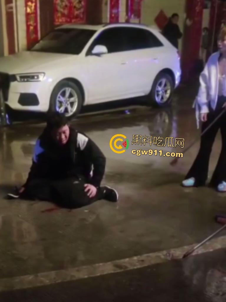 霸王嫖客惨遭技师姐妹花围殴！三四个辣妹抄扫把狂抽白嫖男，打得鼻青脸肿，欠钱不给还想摸奶？-7