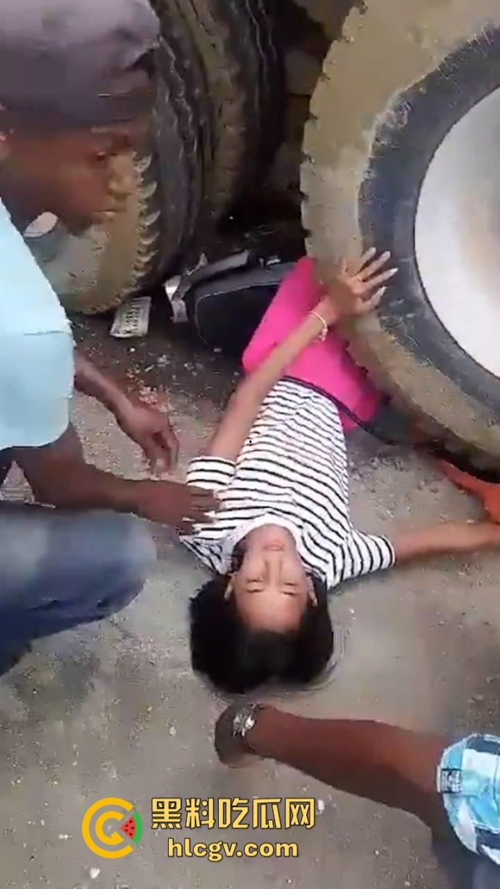 胆小别点！多米尼加高速车祸致三人碾成肉饼 无码实拍曝光惨烈现场-1