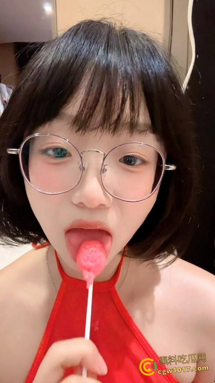 纯欲短发嫩妹【王胜利】，微密圈上演丝袜美腿诱惑，清纯脸庞配上反差动作，简直是人间极品！-2