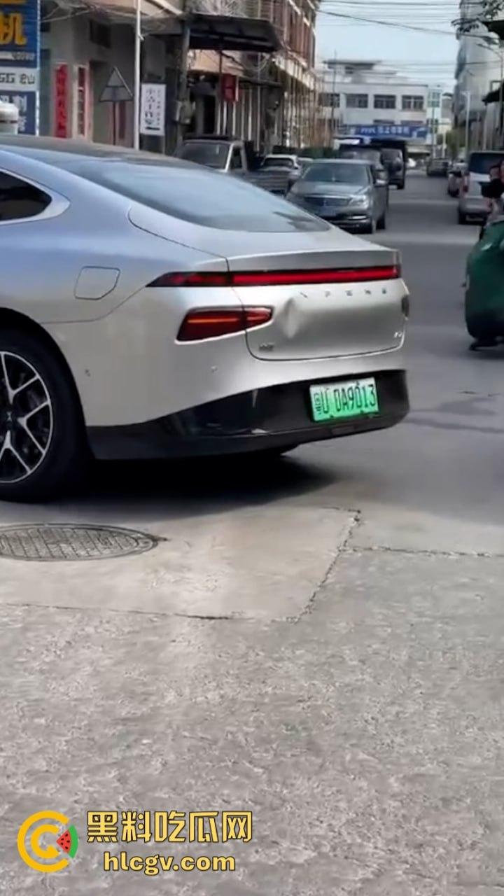 潮州电动小鹏撞上百万奥迪 竟把奥迪撞翻两周 这把小鹏赢了-1