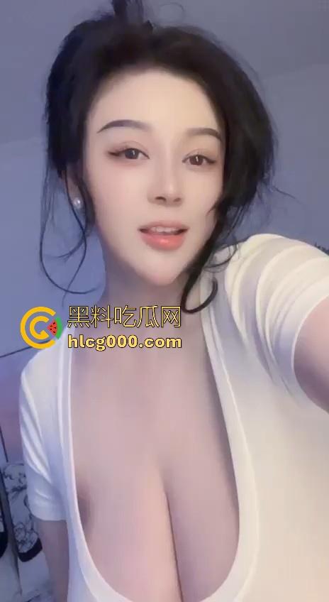 实话说面对这样大奶的防守可能撑不过5分钟！巨乳肥臀，顶级的S型身材，到底是谁在操这种逼啊！-1