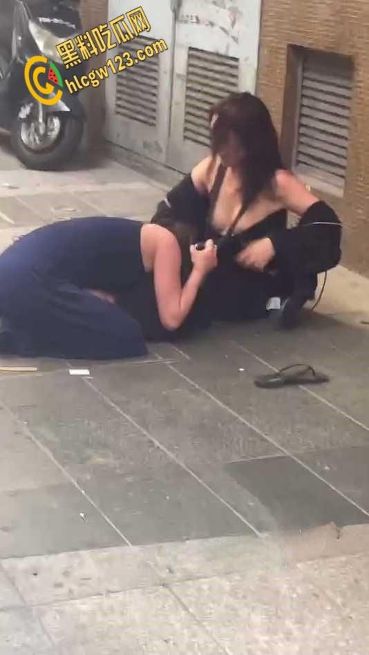 两集美醉酒后撒泼在大街上，撕扯露出大半个奶子，是提前商量好的还是不 小心的？-1
