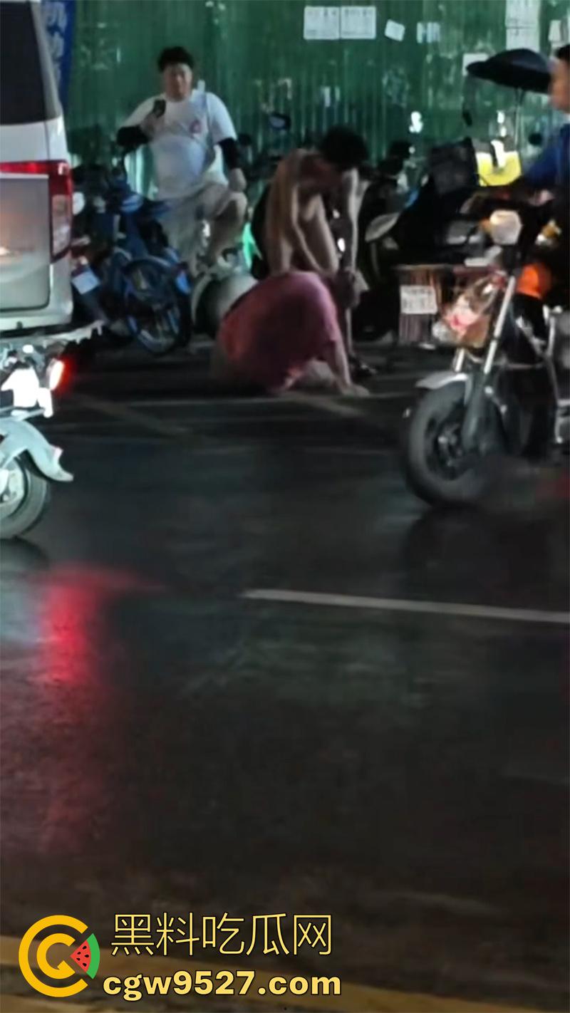 街拍愤怒小伙爆揍大爷,大爷扯着不让他走,小伙拼命逃离,竟把裤子扯下来,当街曝光太残暴了!-2