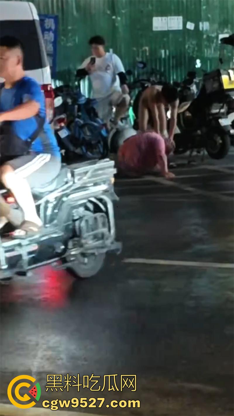 街拍愤怒小伙爆揍大爷,大爷扯着不让他走,小伙拼命逃离,竟把裤子扯下来,当街曝光太残暴了!-3