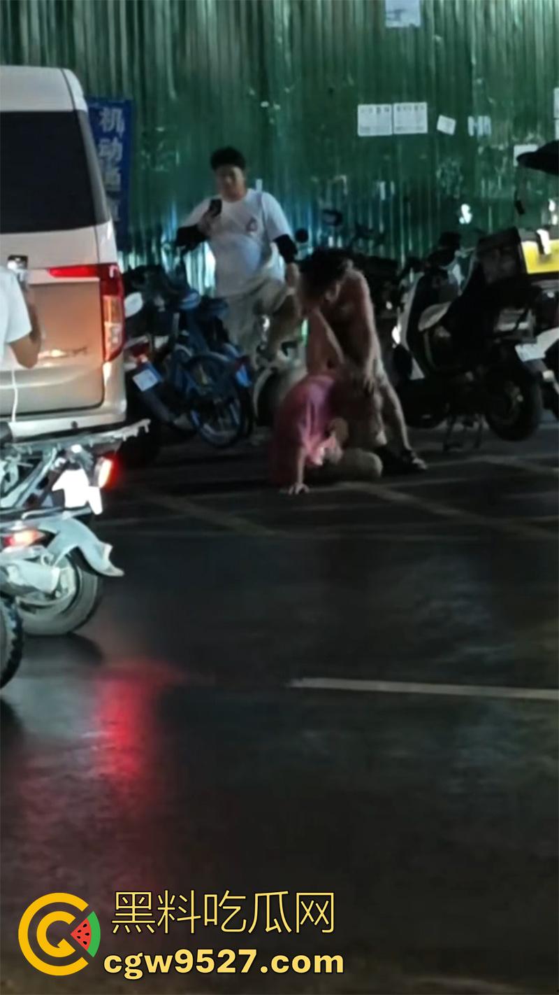 街拍愤怒小伙爆揍大爷,大爷扯着不让他走,小伙拼命逃离,竟把裤子扯下来,当街曝光太残暴了!-4