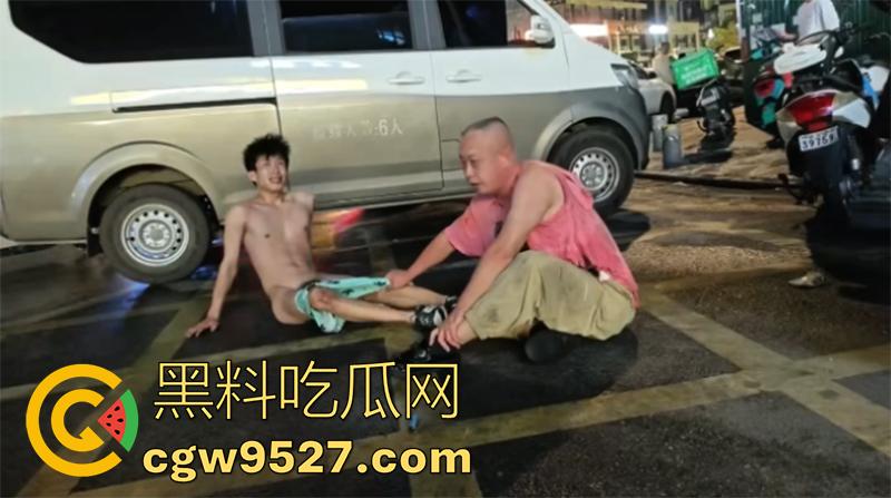 街拍愤怒小伙爆揍大爷,大爷扯着不让他走,小伙拼命逃离,竟把裤子扯下来,当街曝光太残暴了!-6