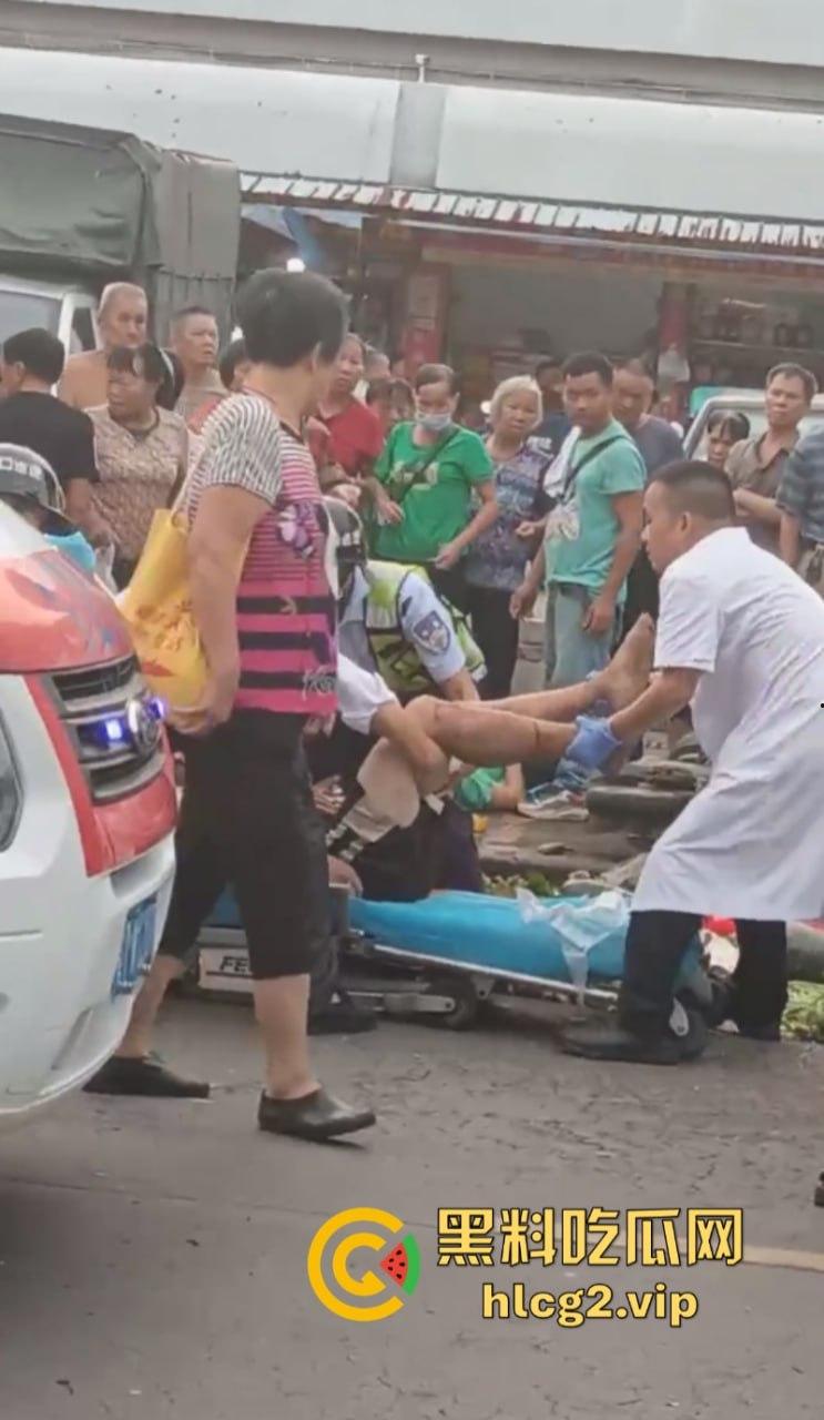 广东中山港口镇 送菜小货车操作失误致地摊事故 现场一片狼藉!-9