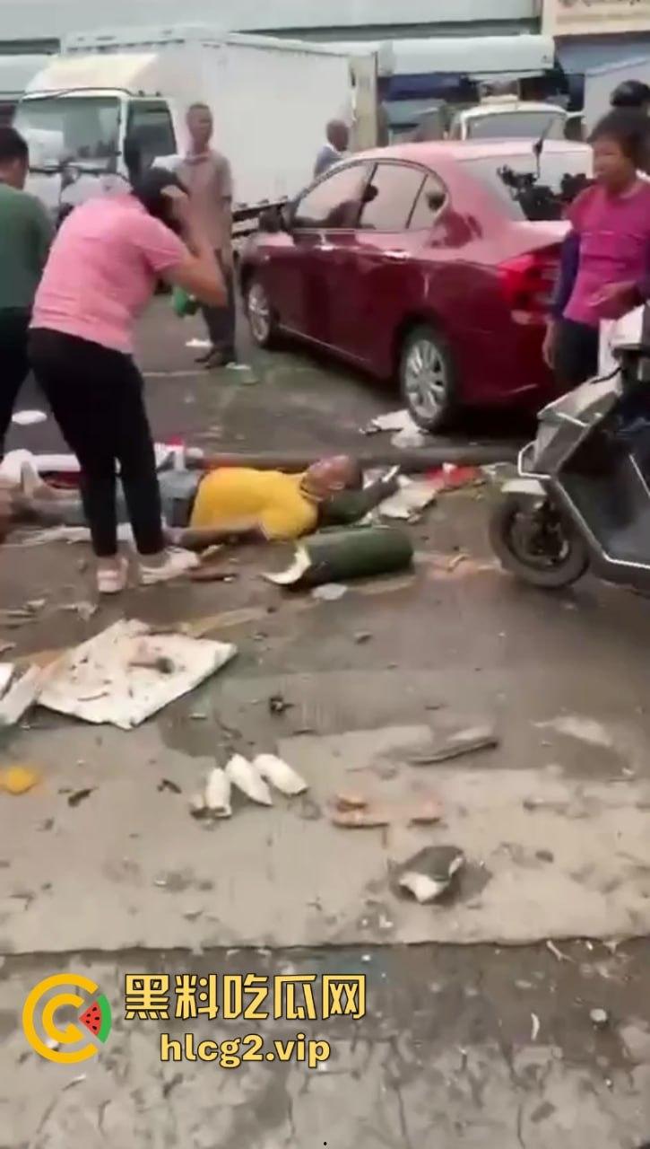 广东中山港口镇 送菜小货车操作失误致地摊事故 现场一片狼藉!-10