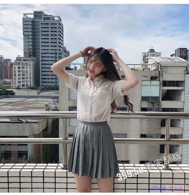 超高颜值的19岁  贫乳女神【朱X妮】长相清纯又厌世  给土豪金主自拍的私密视频及自拍照流出！-2