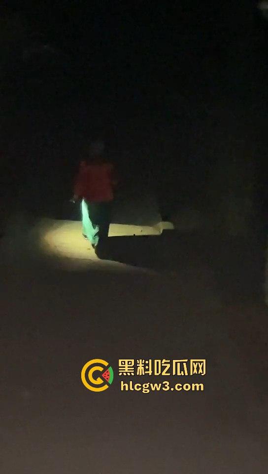 广东揭阳黄岐山森林公园惊现穿寿衣夜爬怪人 半夜见到能直接吓破胆！-5