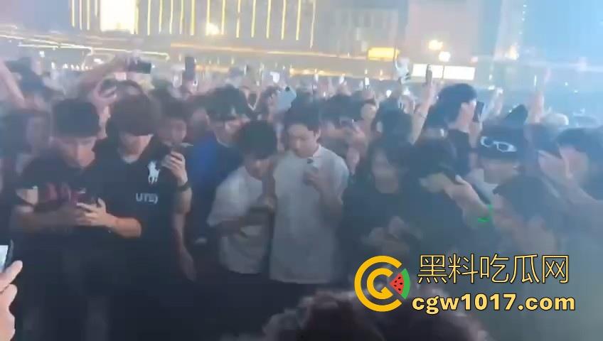 澳门travis演唱会蹦迪现场秒变ufc打斗大赛,精神小伙摇头晃脑引发口角纠纷,直接在场下互殴了起来,这就是嘻哈?-6