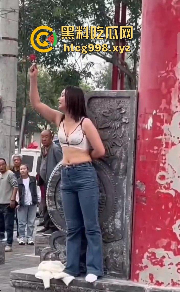 渭南小仙女外卖超时发疯大作！骑手成了无辜炮灰摔外卖不够，街头脱衣撒泼场面辣眼睛！-9