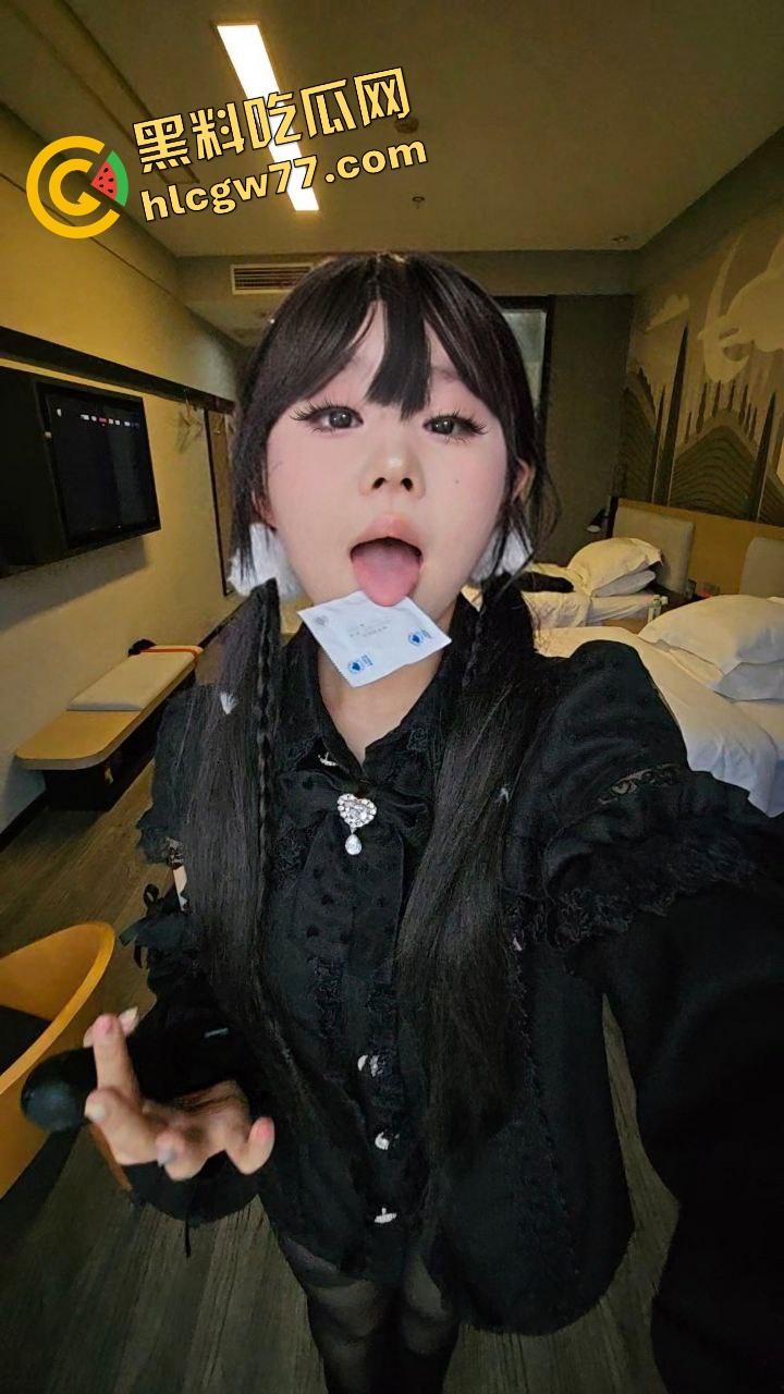 深圳龙岗霸王茶姬『孙艾林』穿着黑丝边被调教边跟闺蜜约着晚上吃什么,这不得点一杯伯牙绝玹!-1