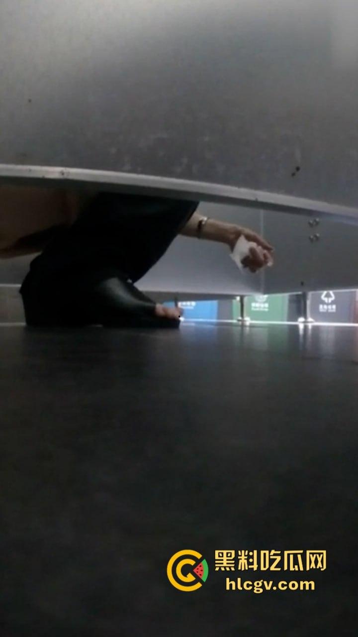 湖北省宜昌市公安局女局长【郑兴华】上厕所被前夫大胆偷拍 美臀鲍鱼清晰露出！-10