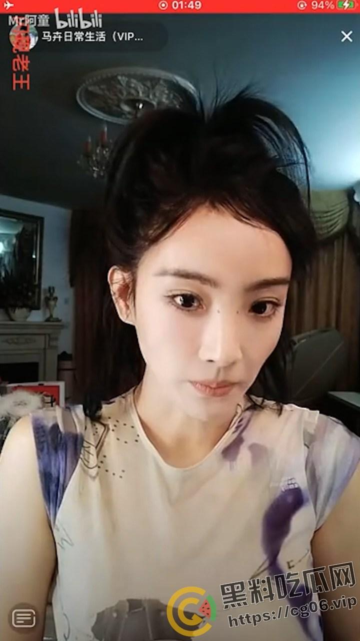 央视主持人【马卉】抖音再次整大活 疯狂擦边 直播的时候给粉丝看奶子照片 难不成想下海?-4