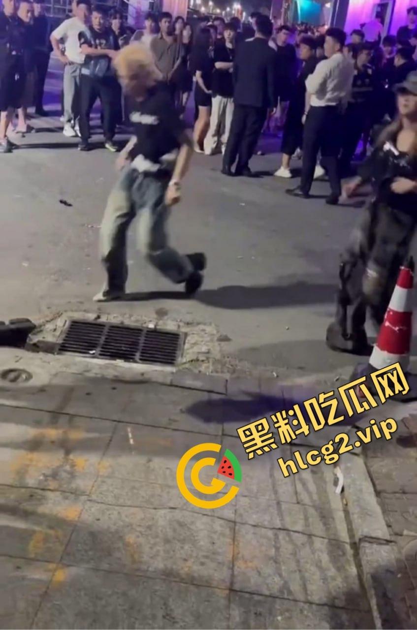 北京工体坦克大战黄毛细狗,全程碾压毫无还手之力,细狗惨被三角绞!-2