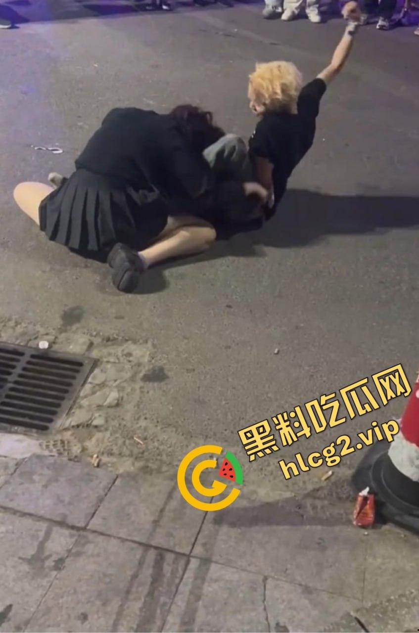 北京工体坦克大战黄毛细狗,全程碾压毫无还手之力,细狗惨被三角绞!-3