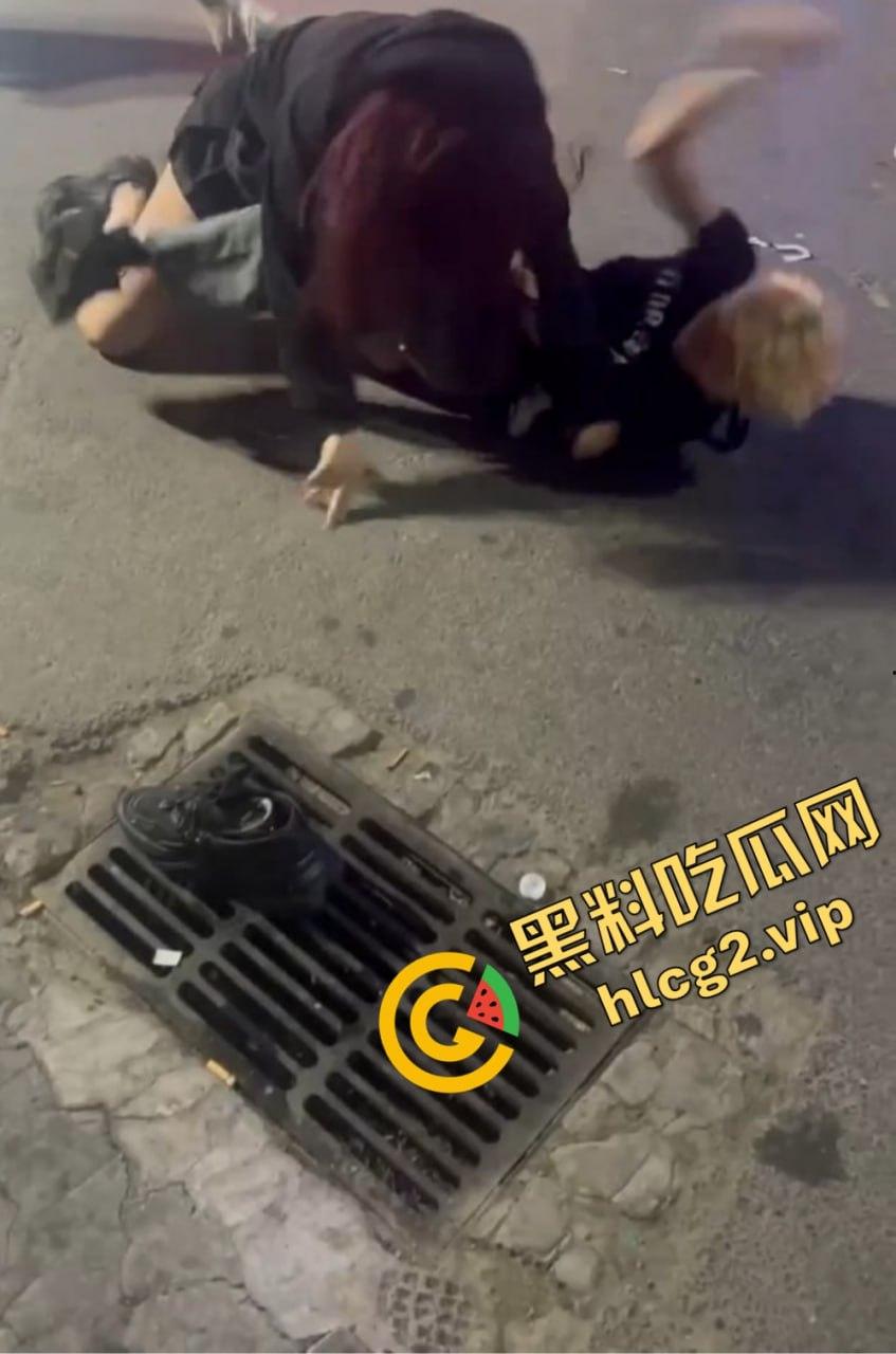 北京工体坦克大战黄毛细狗,全程碾压毫无还手之力,细狗惨被三角绞!-4