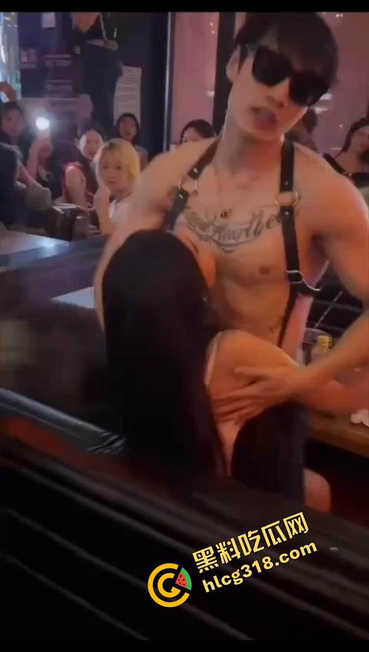 郑州富婆少妇姐姐酒吧寻刺激,男模半裸陪玩,骑在姐姐身上疯狂摇,湿得估计都流沙了!-1