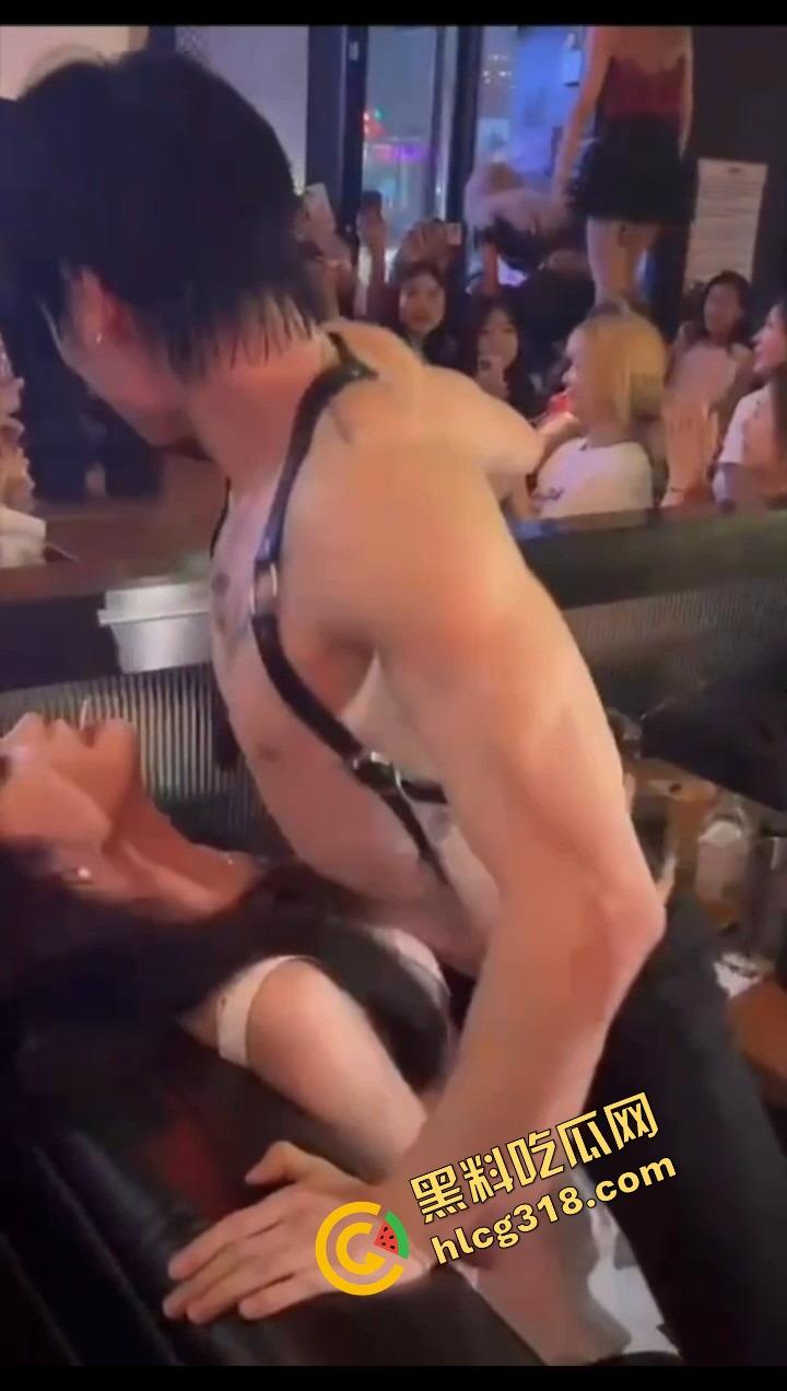 郑州富婆少妇姐姐酒吧寻刺激,男模半裸陪玩,骑在姐姐身上疯狂摇,湿得估计都流沙了!-8