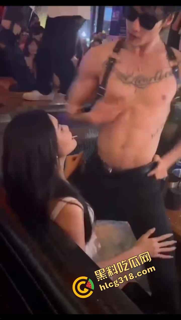 郑州富婆少妇姐姐酒吧寻刺激,男模半裸陪玩,骑在姐姐身上疯狂摇,湿得估计都流沙了!-9