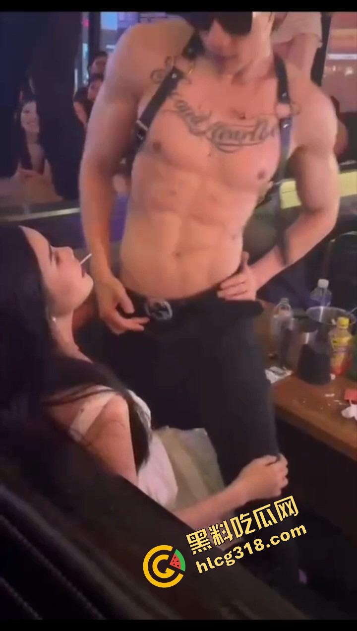 郑州富婆少妇姐姐酒吧寻刺激,男模半裸陪玩,骑在姐姐身上疯狂摇,湿得估计都流沙了!-11